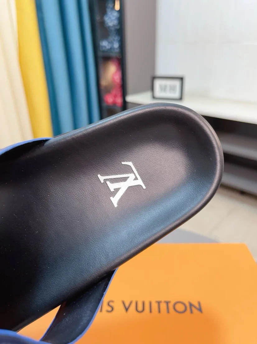 Men's shoes💰300🌹🌹【LV】Multi-color new men's slippers, original top quality version, original special cowhide ostrich embossed➕sheepskin on the inside and sides, non-slip combined sole, more stable walking, more comfortable and lightweight, high-end and generous, size: 38~44